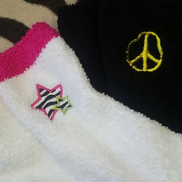 Set(2) Scene Fuzzy Socks - Picture 2 of 5